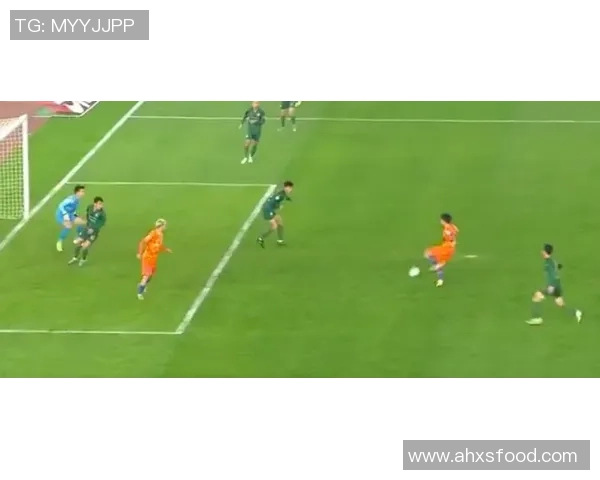 将足球当作人踢的球星是谁 他的疯狂行为引发了全球关注