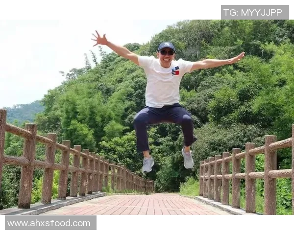 足球星光辉岁月回顾：从青涩少年到传奇巨星的成长之路